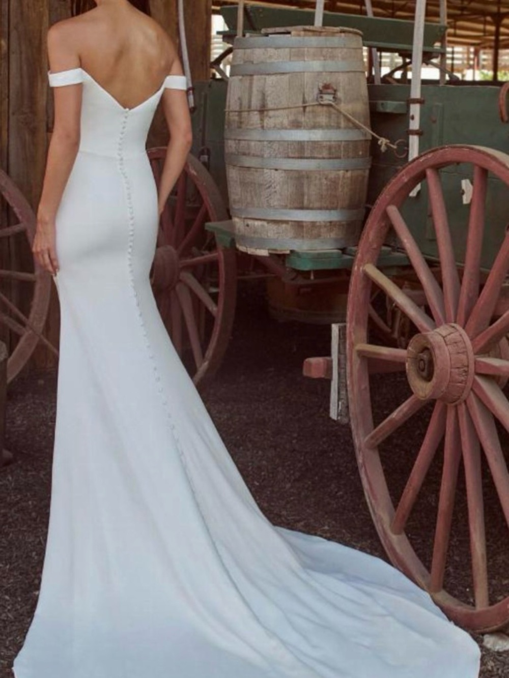 Elegant Off-Shoulder White Bridal Gown with Long Train - Picture 2 of 6